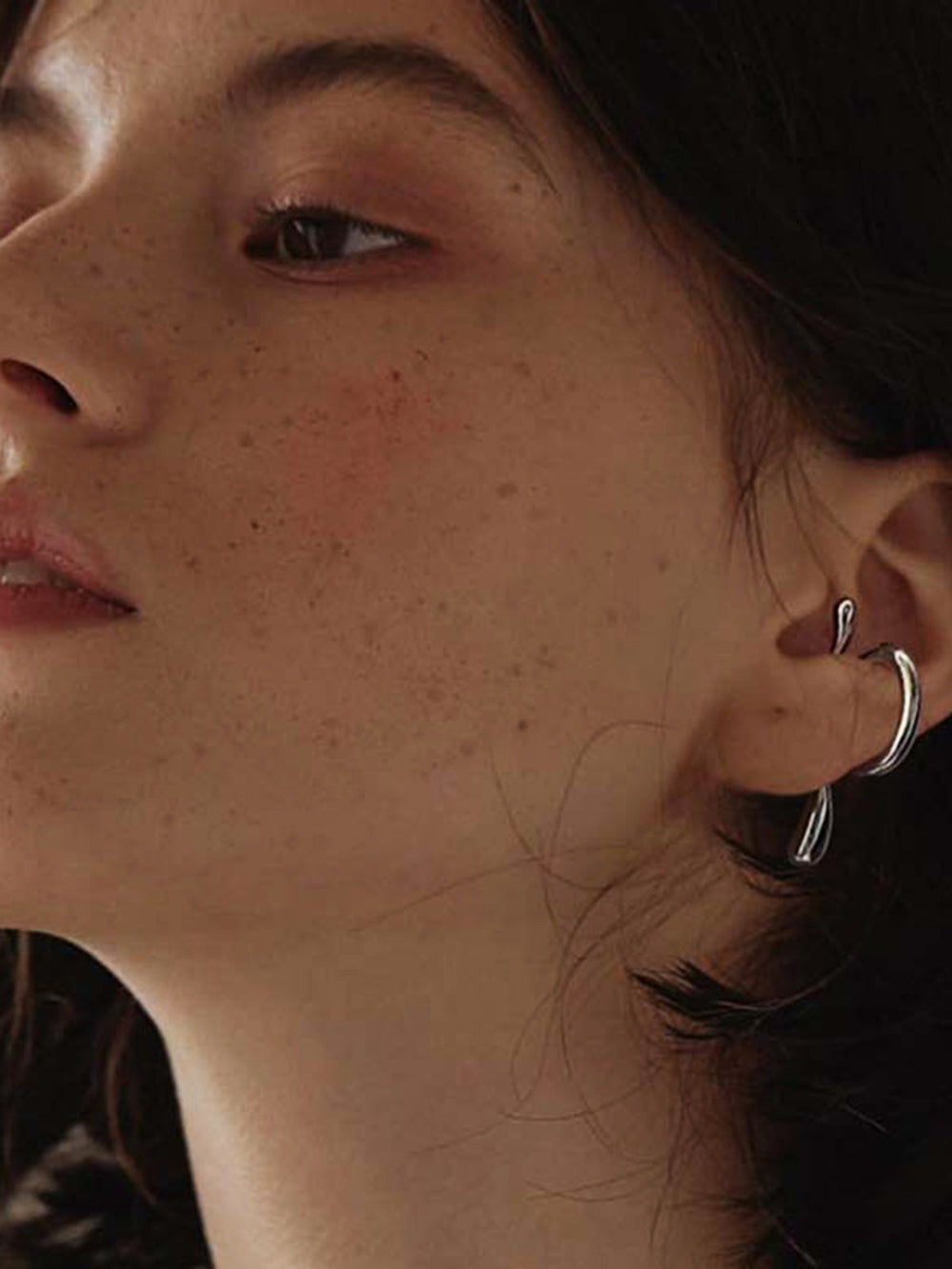 Boucle d'oreille manchette florale