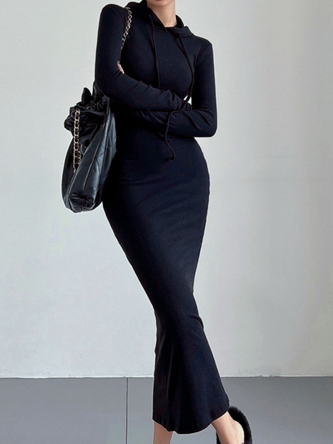 Robe à capuche avec cordon de serrage et épaules tombantes