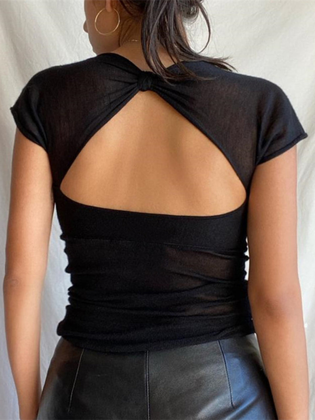 T-shirt semi-transparente en maille avec dos ouvert