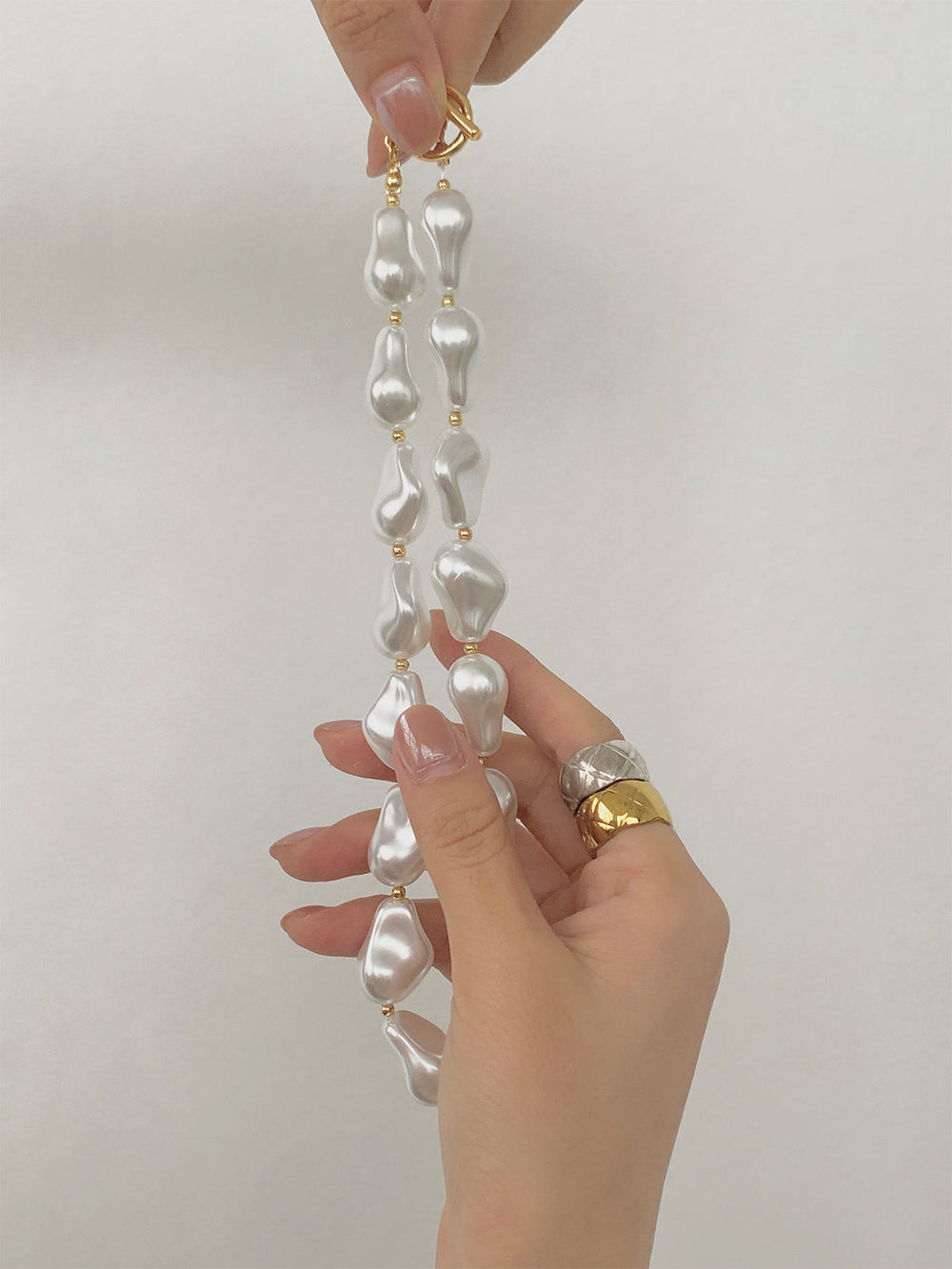 Collier en résine à effet nacré