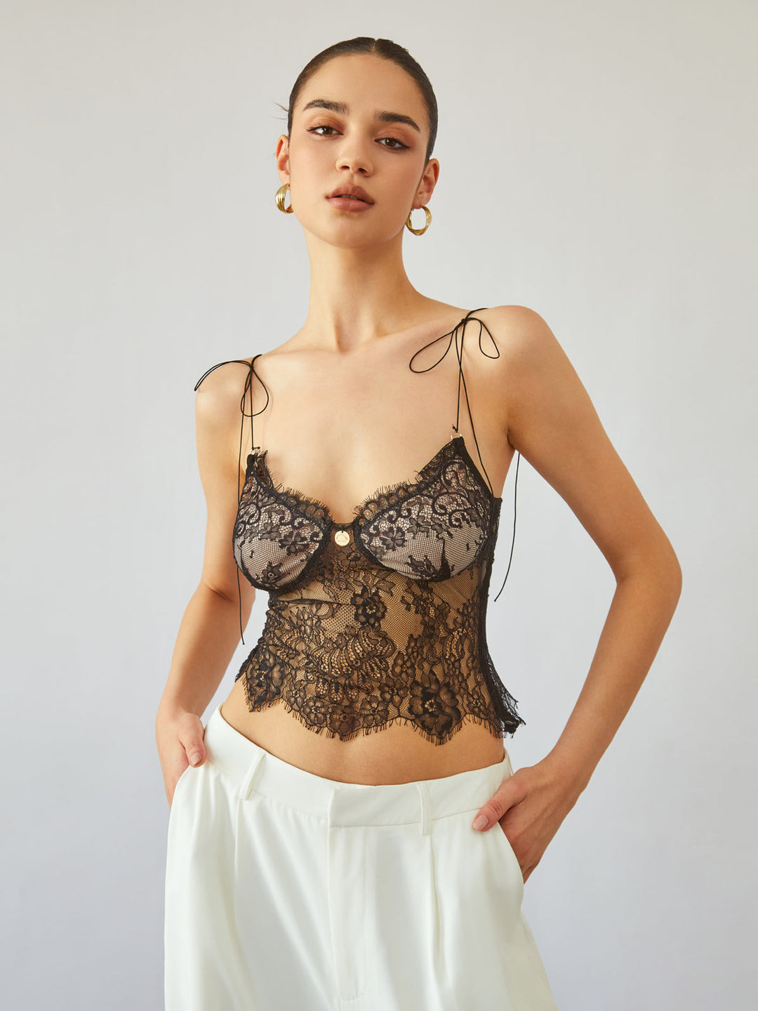 Top court à épaules nouées en dentelle florale transparente