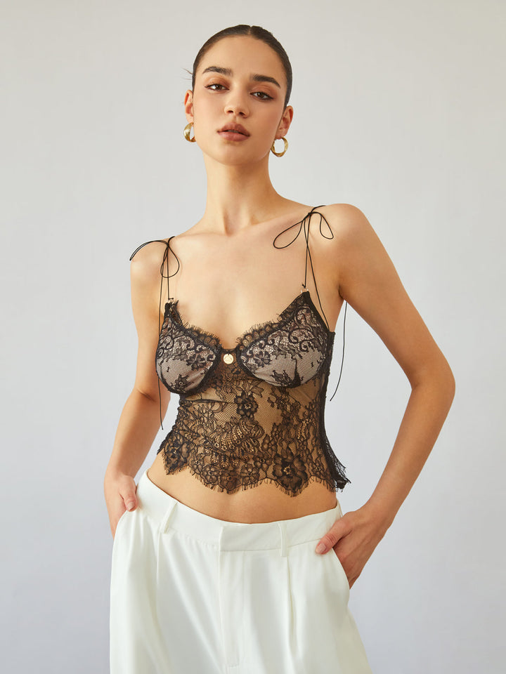 Top court à épaules nouées en dentelle florale transparente