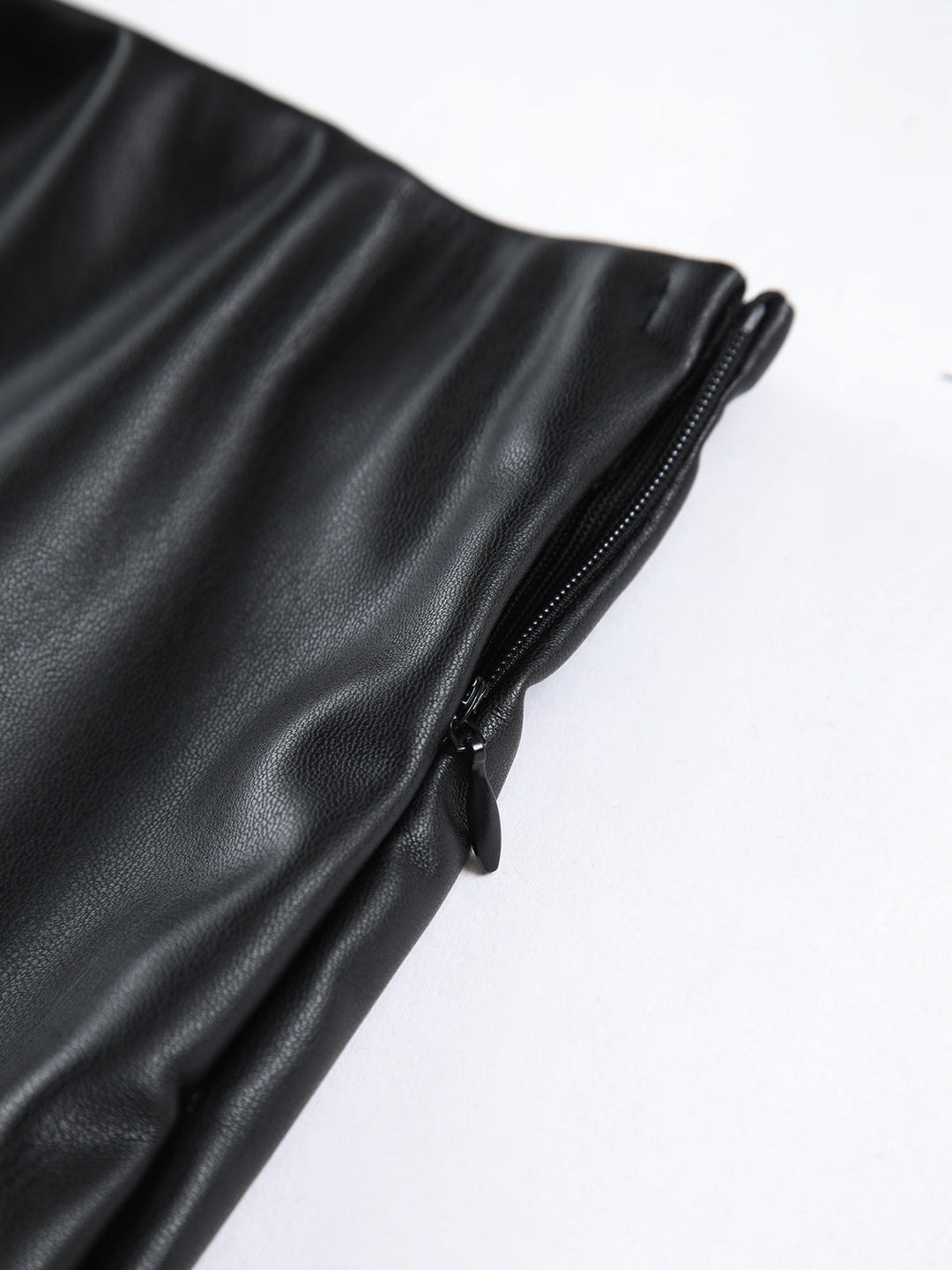 Mini-jupe zippée en faux cuir