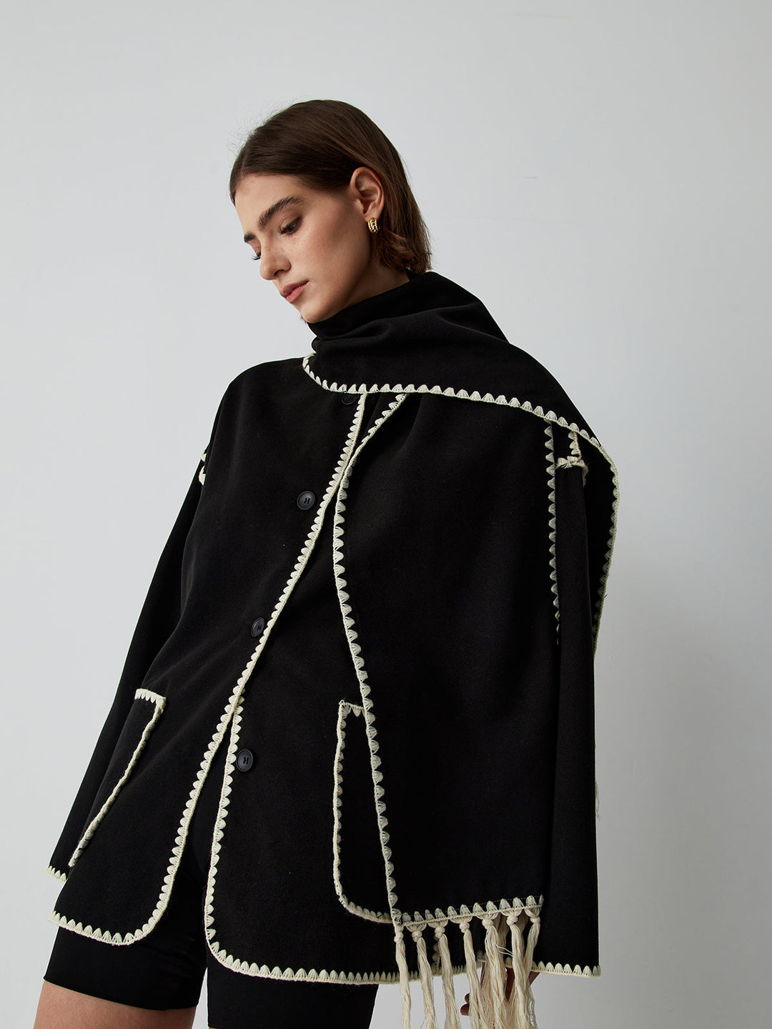 Veste à garniture contrastante avec écharpe assortie