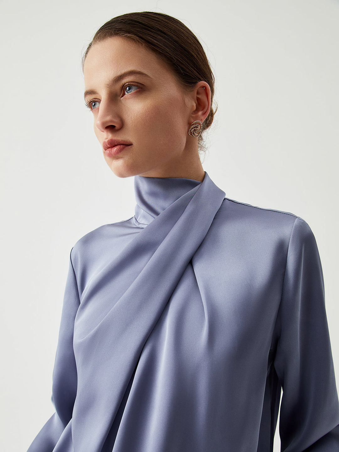 Blouse Satin à col roulé asymétrique plissé