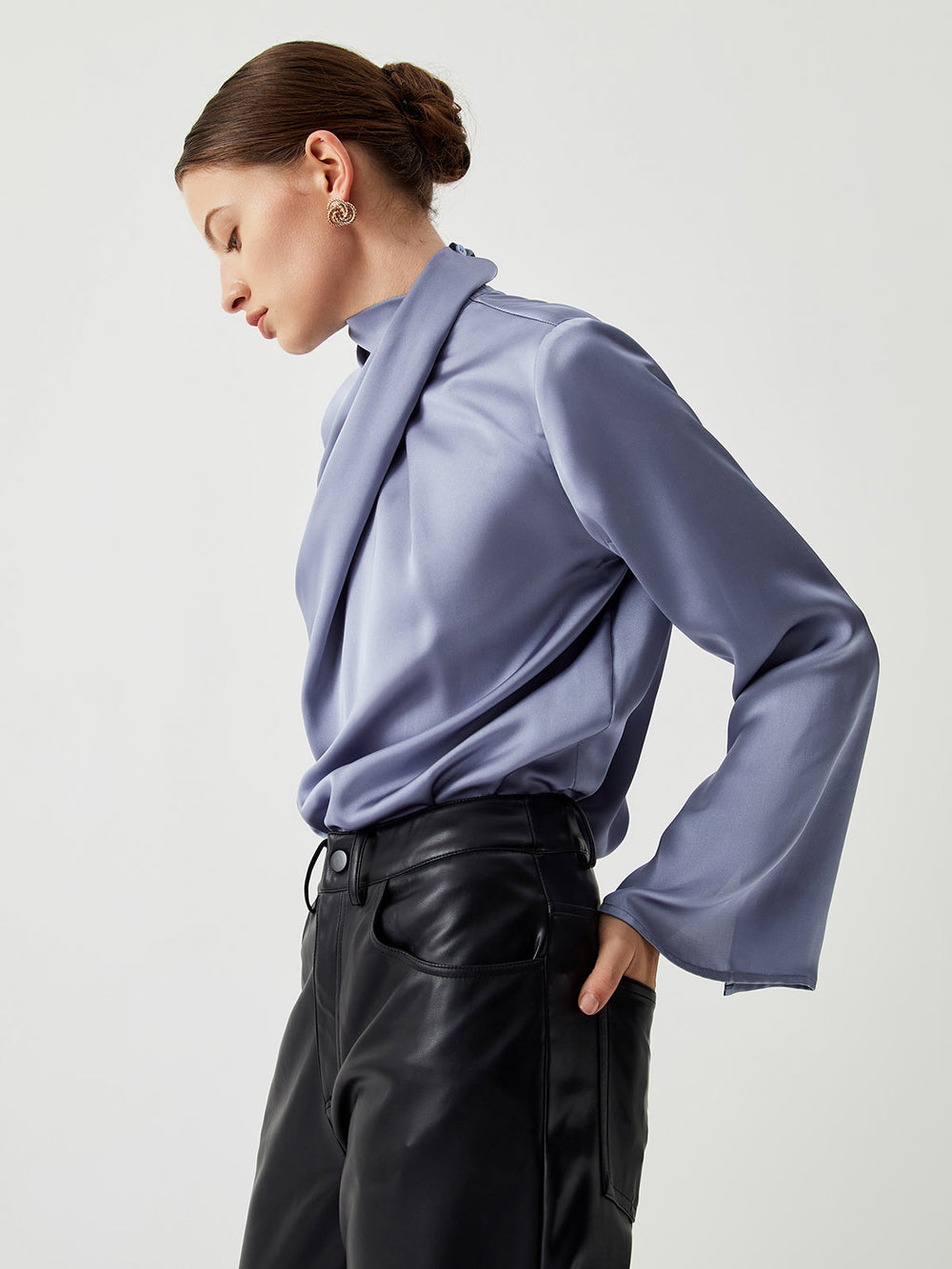 Blouse Satin à col roulé asymétrique plissé