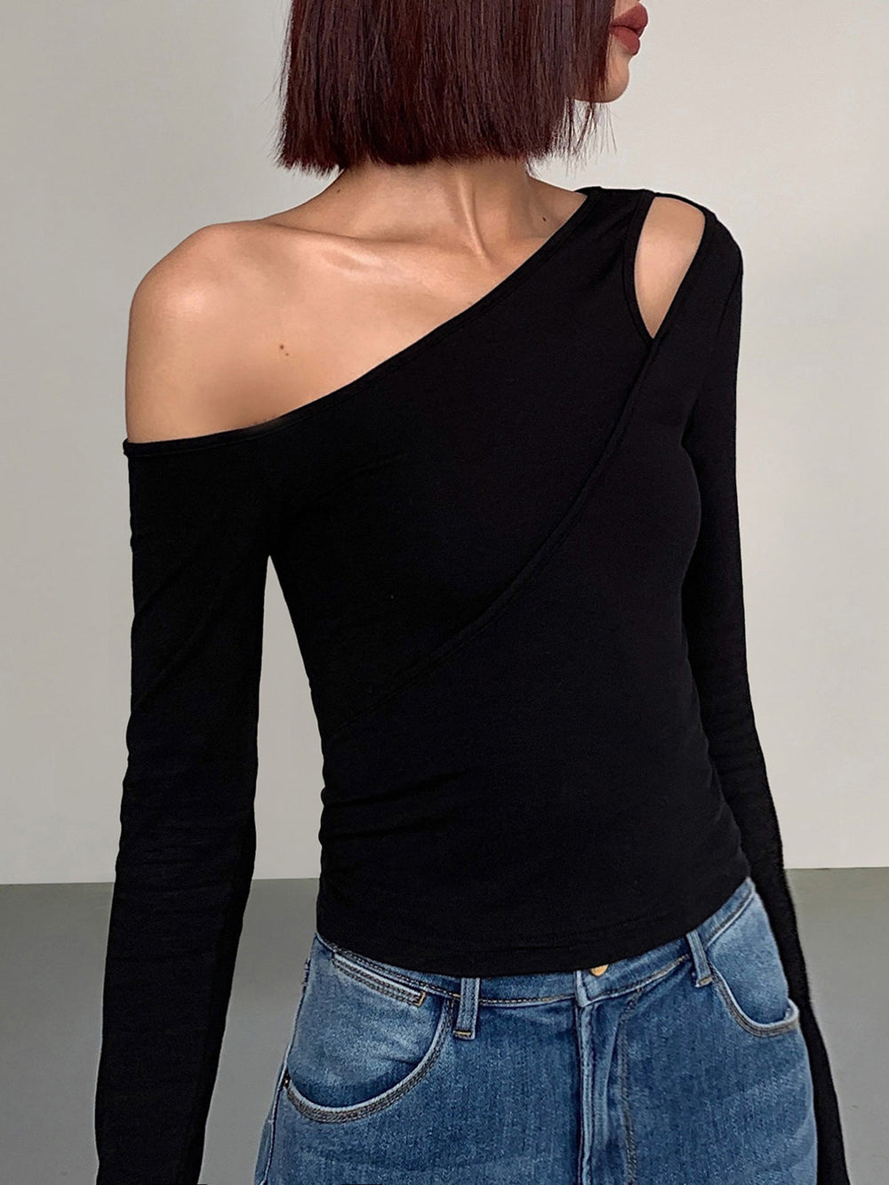 Chemise à manches longues décontractée avec découpe et épaule dénudée asymétrique