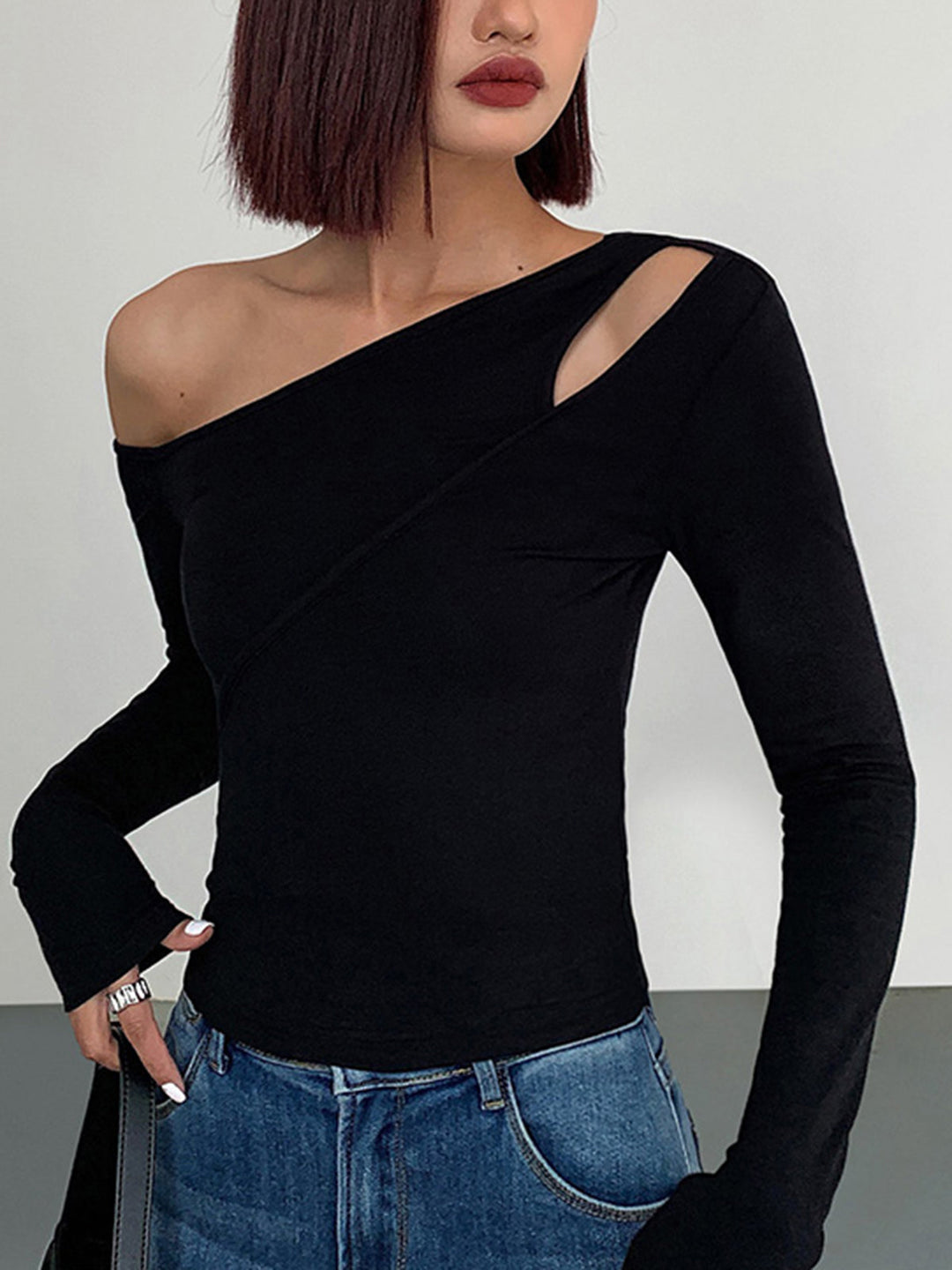 Chemise à manches longues décontractée avec découpe et épaule dénudée asymétrique