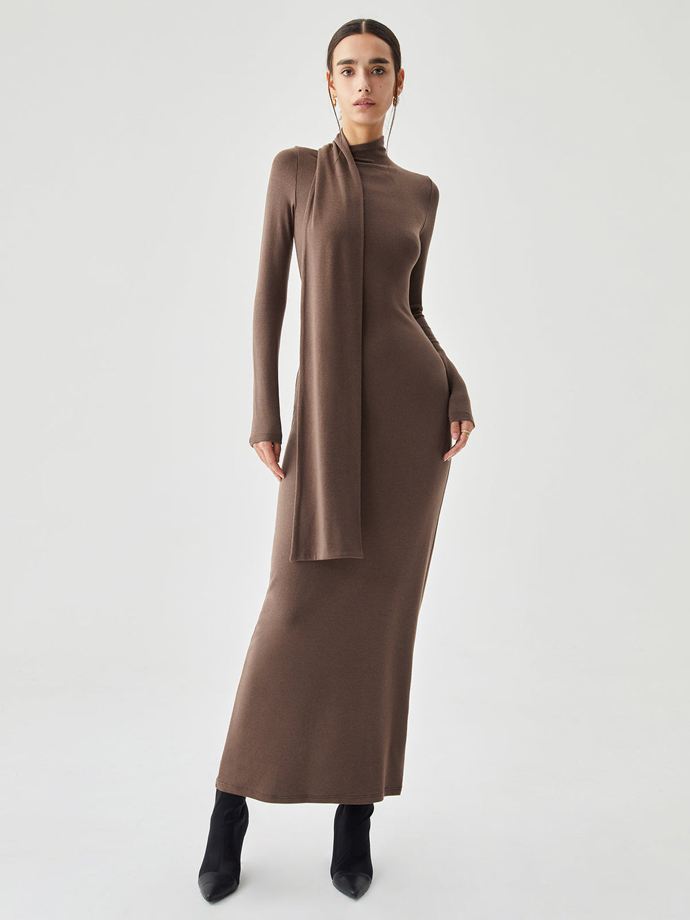 Robe Longue Ajustée en Tricot côtelé à Col Haut avec Foulard assorti