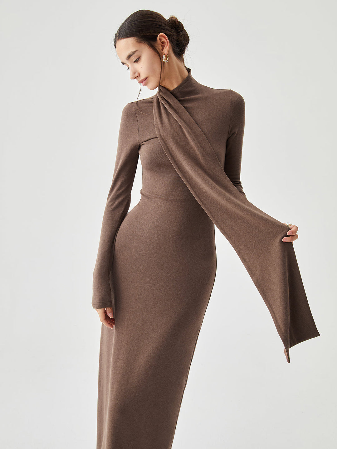 Robe Longue Ajustée en Tricot côtelé à Col Haut avec Foulard assorti