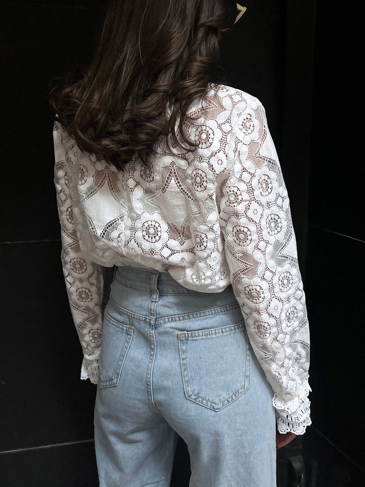 T-shirt col montant en dentelle semi-transparente avec broderies florales
