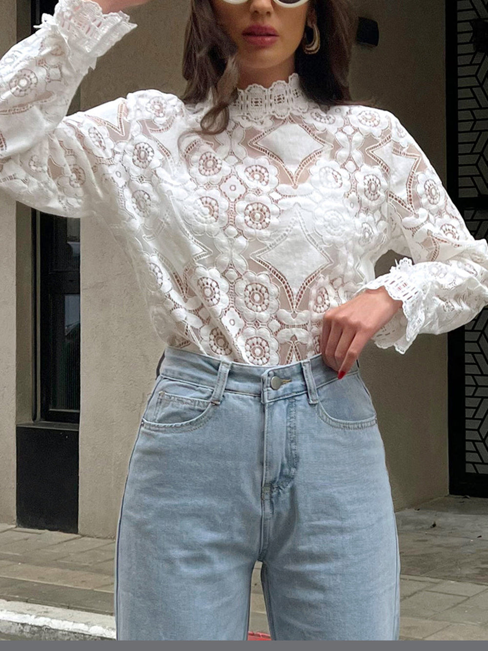 T-shirt col montant en dentelle semi-transparente avec broderies florales