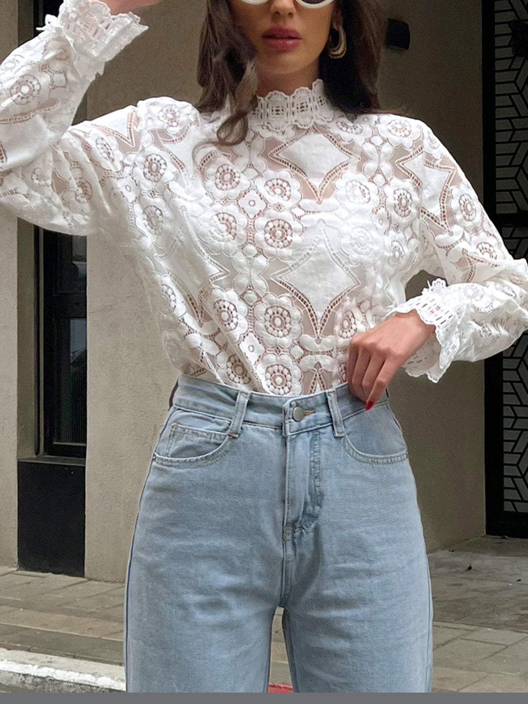 T-shirt col montant en dentelle semi-transparente avec broderies florales