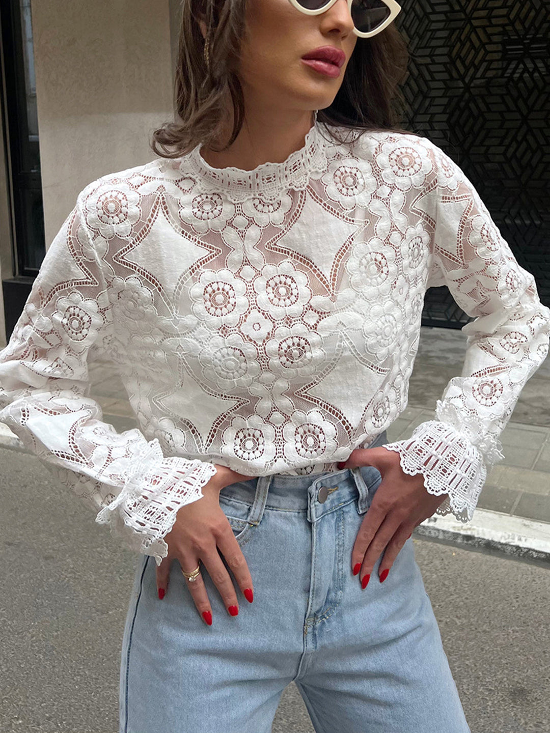T-shirt col montant en dentelle semi-transparente avec broderies florales
