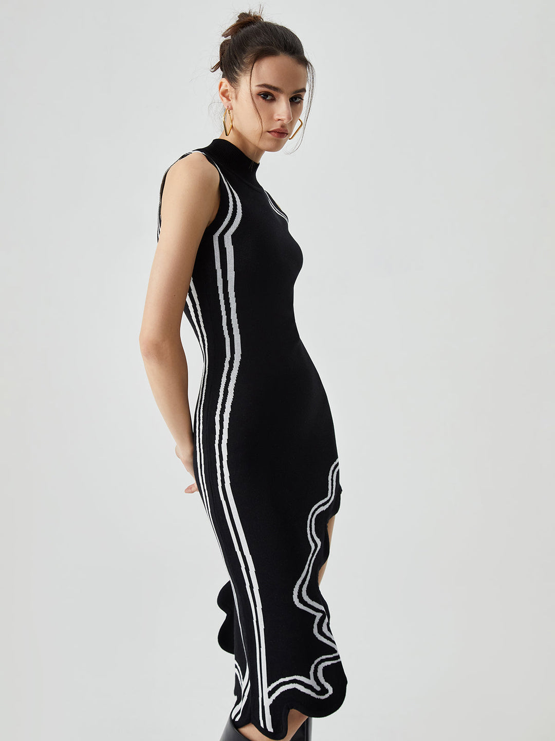 Robe Mi-longue Perlée Asymétrique à Col Montant Noir