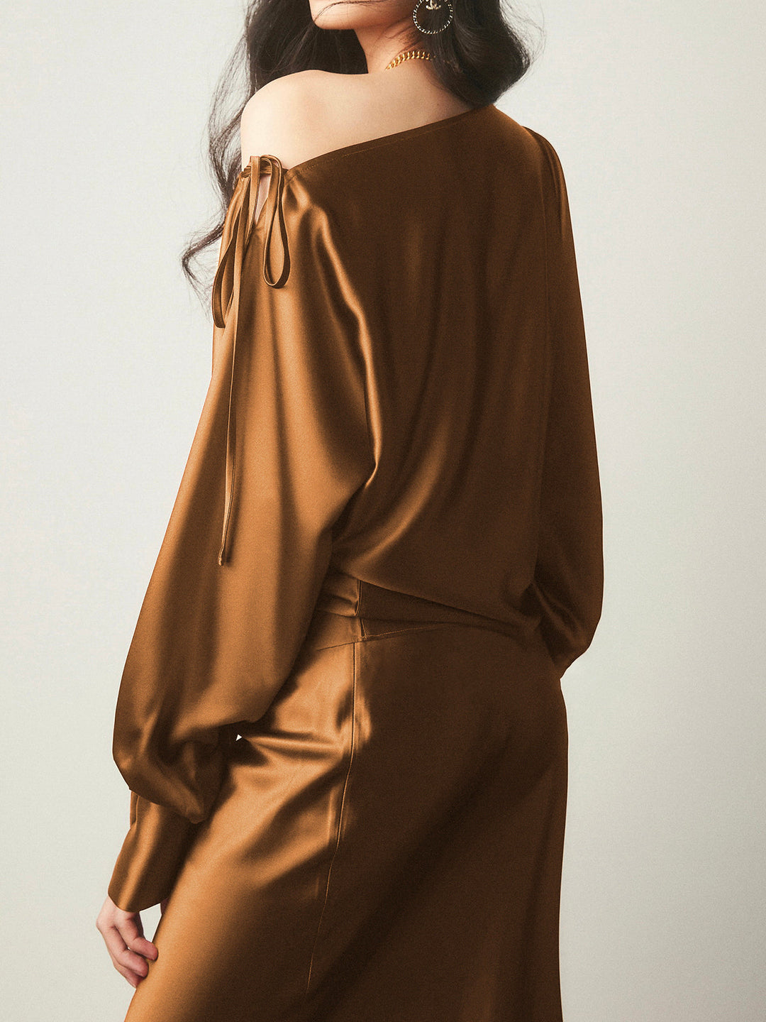 Blouse Nouée Satin Asymétrique Épaule Froide