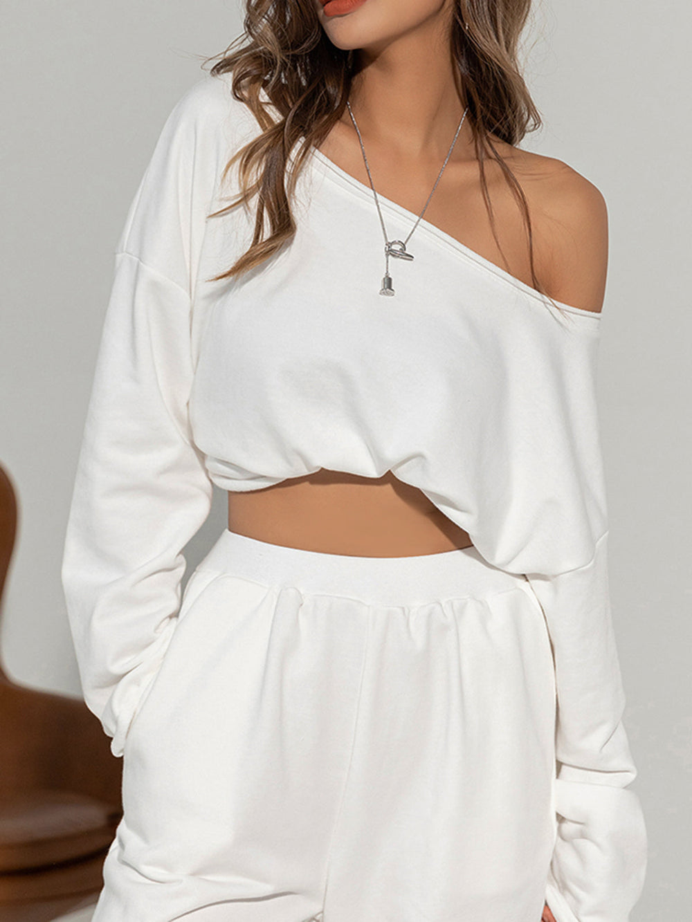Sweatshirt à épaules dénudées asymétriques uni