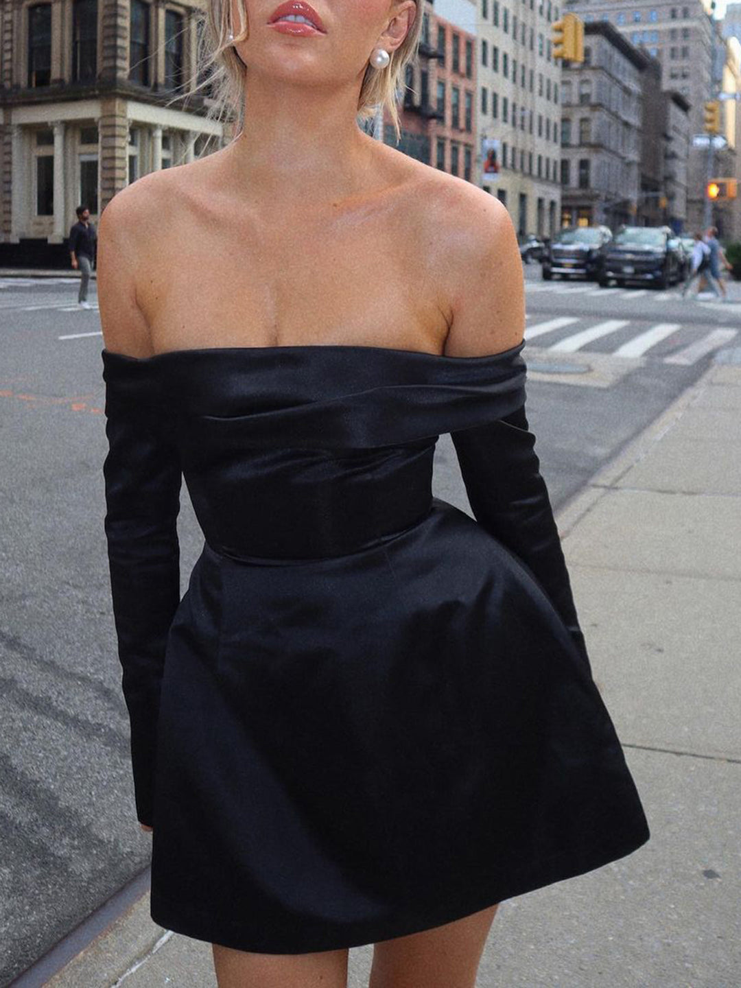 Robe Miniée à Manches Longues et Décolleté Dégagé