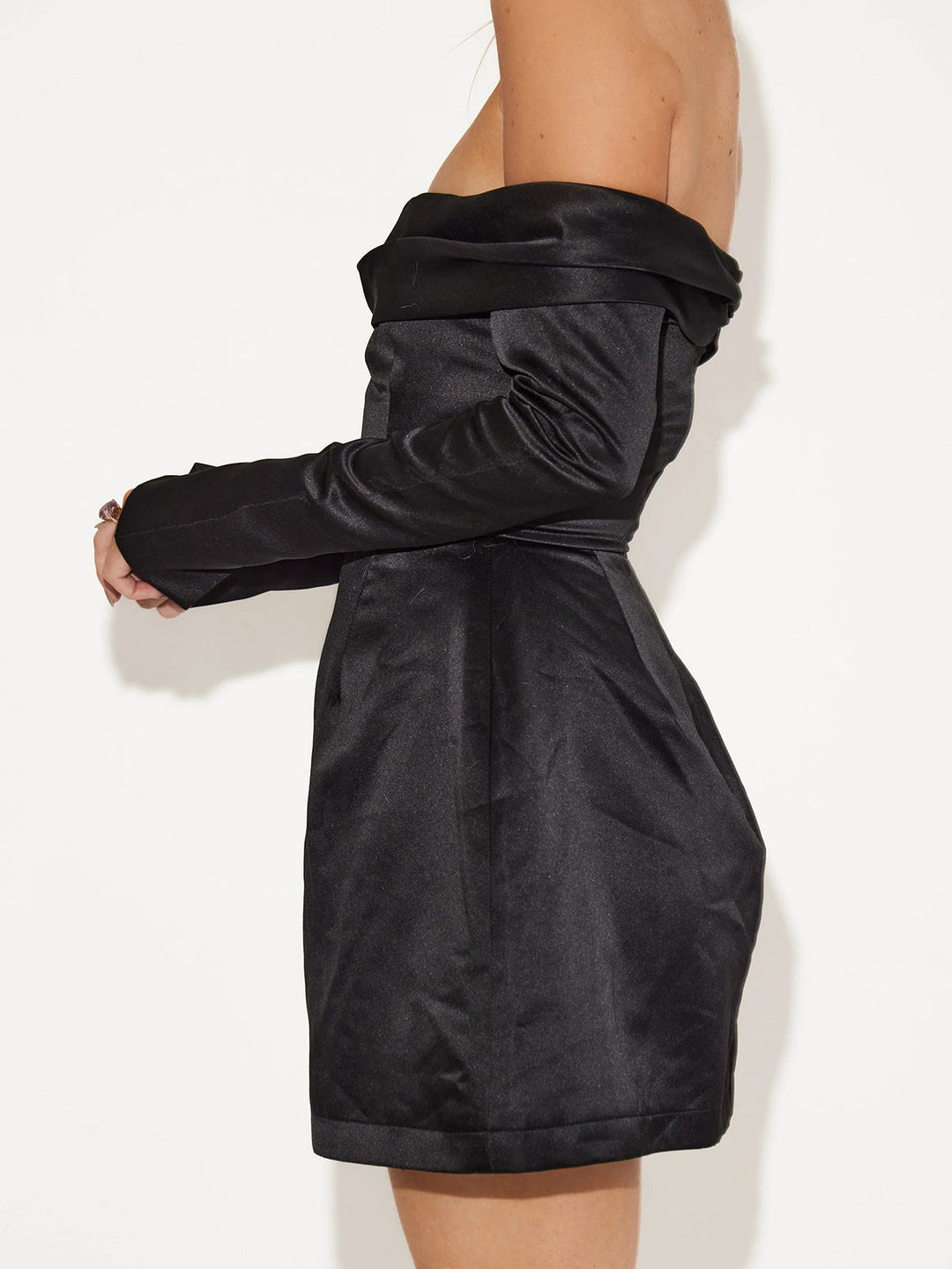 Robe Miniée à Manches Longues et Décolleté Dégagé