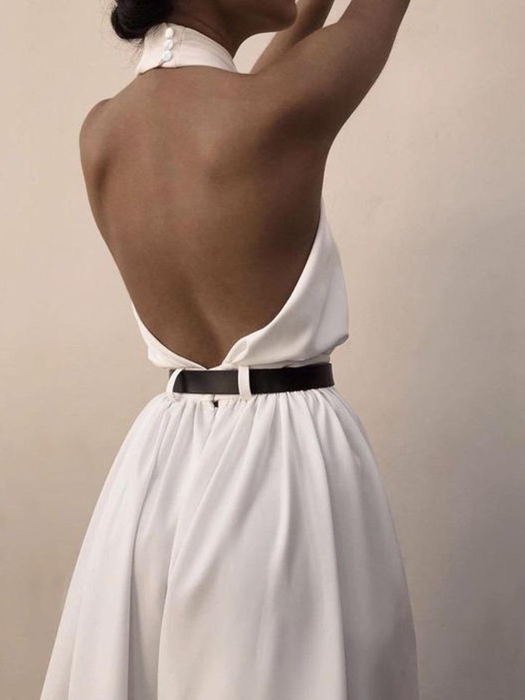 Combinaison à dos nu et col bénitier avec ceinture