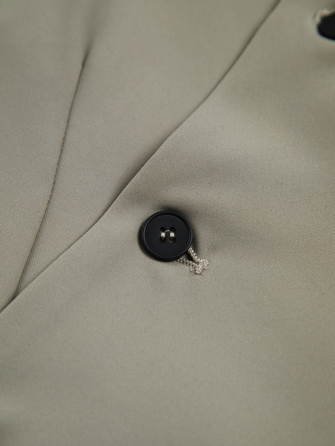 Gilet sans manches asymétrique vert grisâtre avec bouton