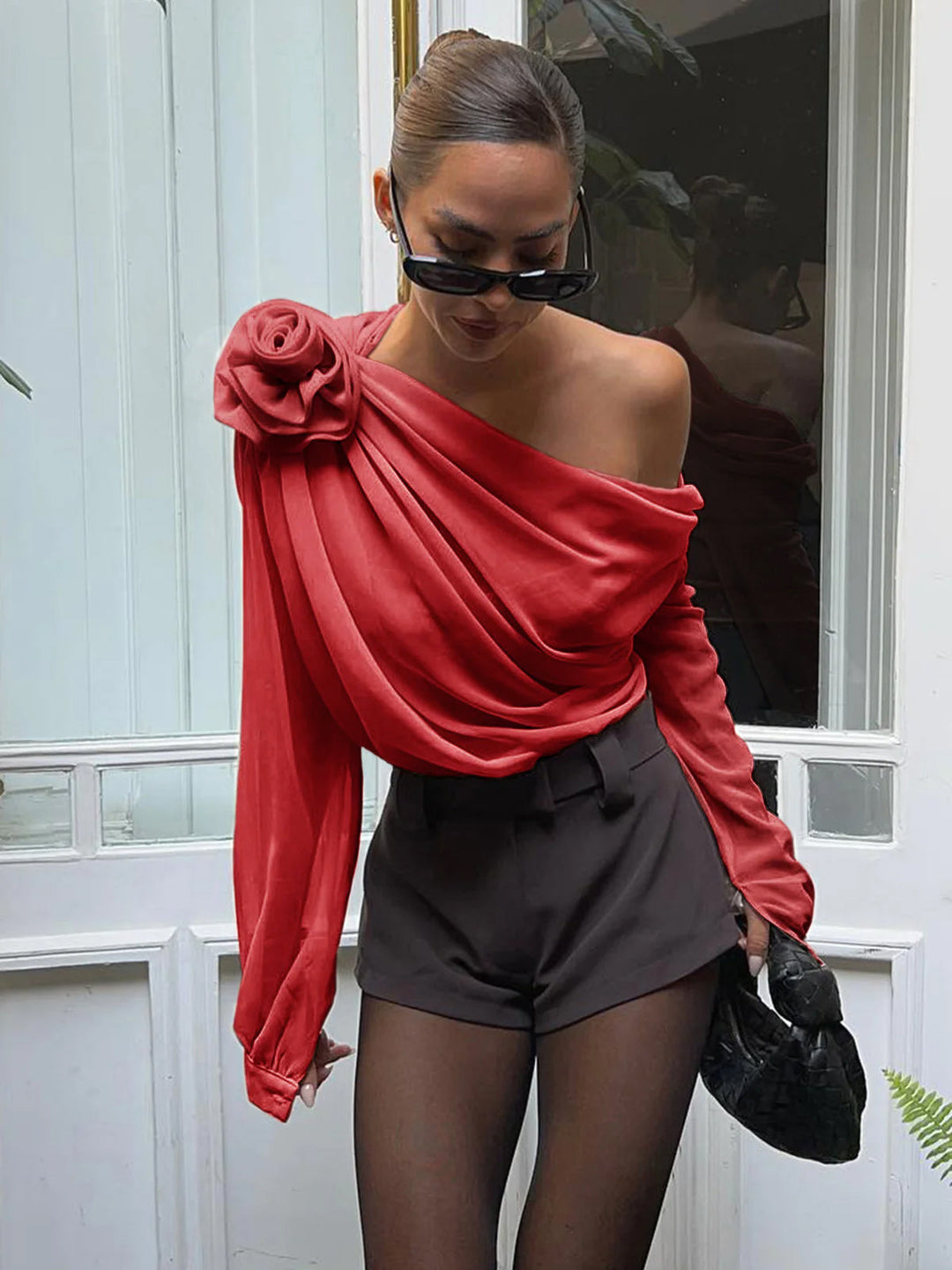 Blouse asymétrique à épaules dénudées en mousseline semi-transparente