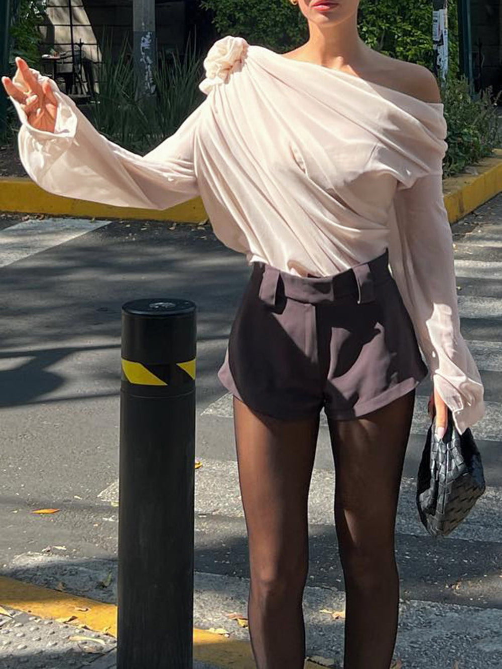 Blouse asymétrique à épaules dénudées en mousseline semi-transparente