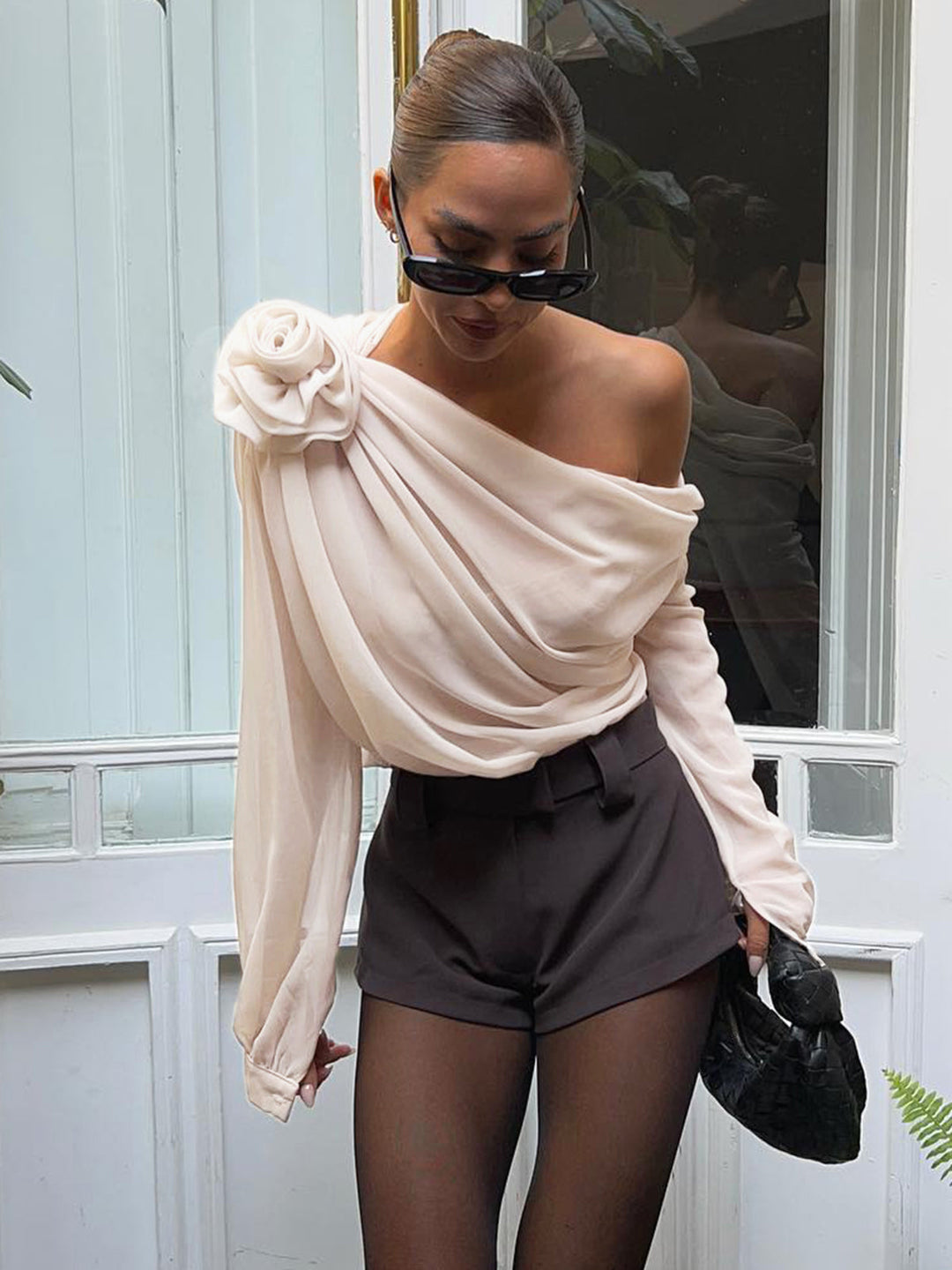 Blouse asymétrique à épaules dénudées en mousseline semi-transparente