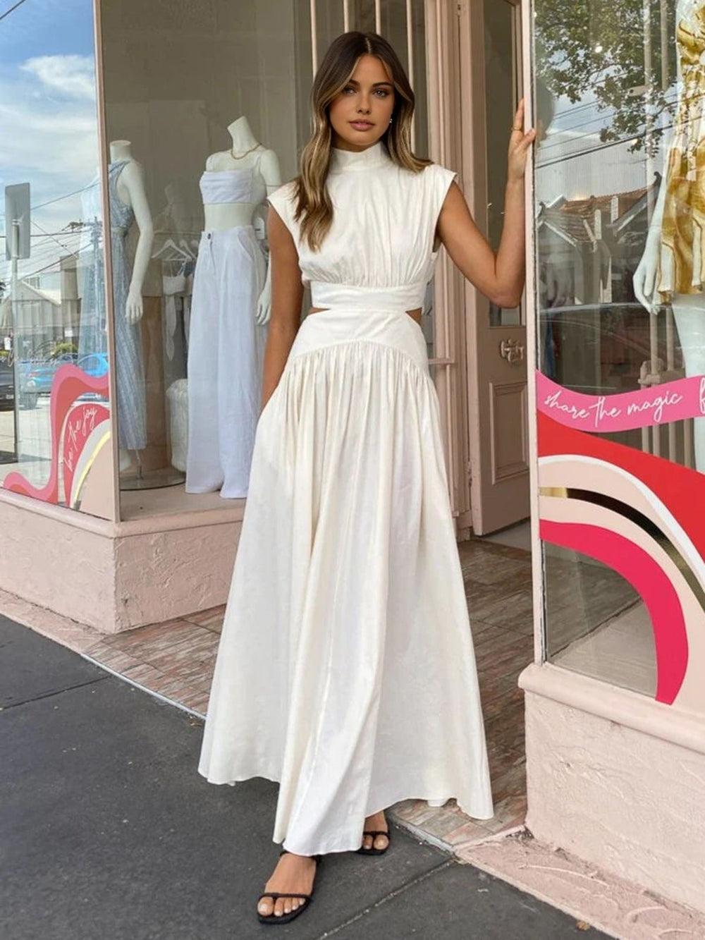 Robe Longue à Col Montant et Découpes