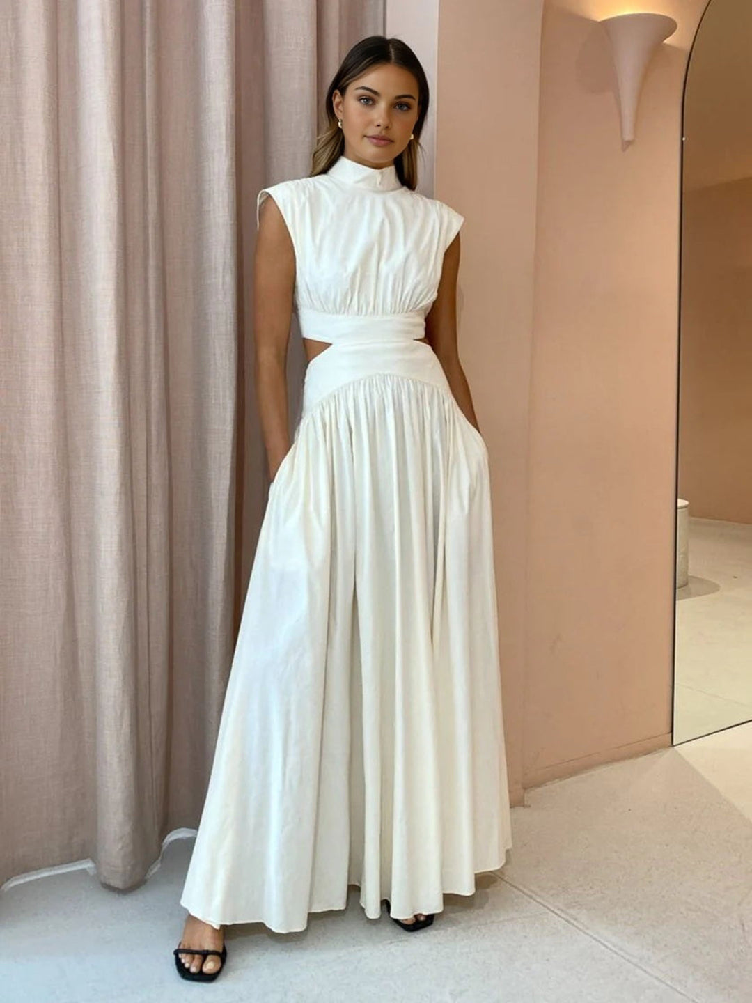 Robe Longue à Col Montant et Découpes