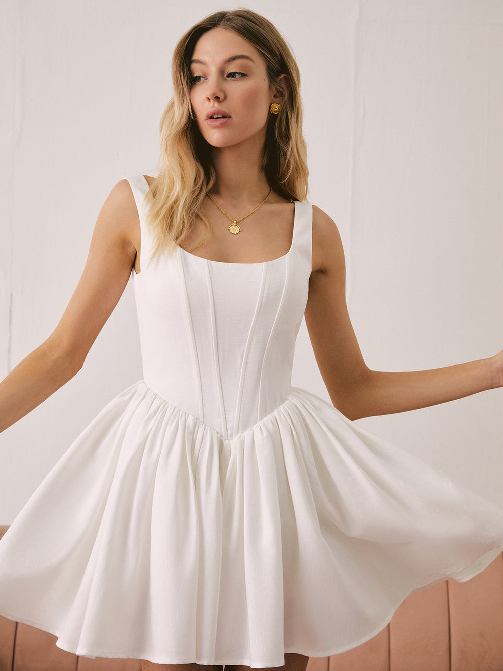 Robe Courte Élégante Unie Blanche