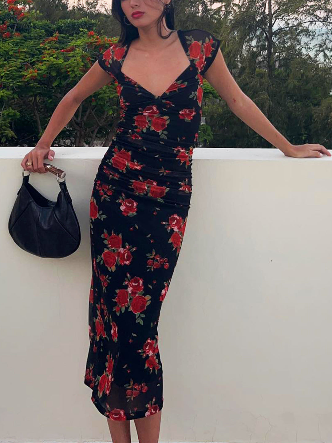 Robe Mi-Longue Fleurie Semi-Transparente à Découpe Latérale