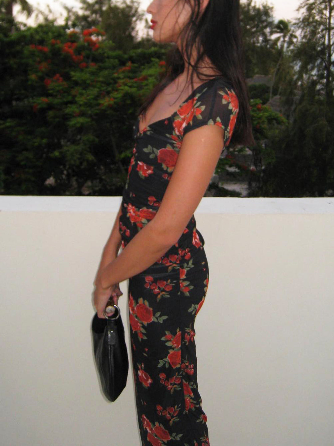 Robe Mi-Longue Fleurie Semi-Transparente à Découpe Latérale