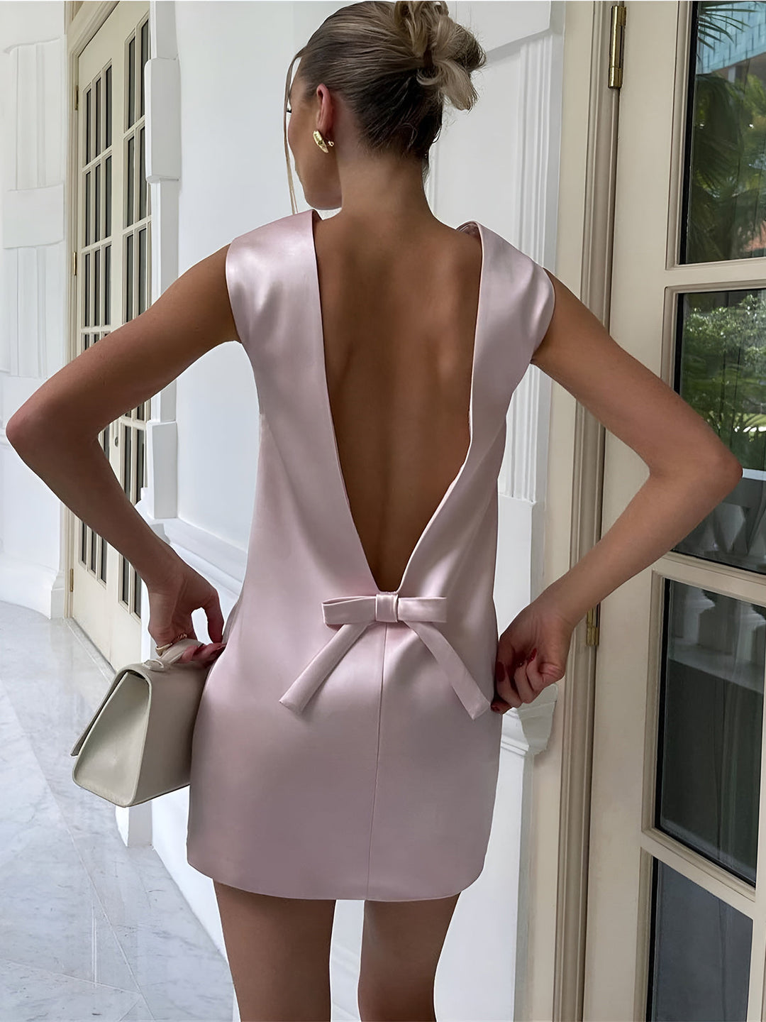 Robe Courte Satinée Dos Nu avec Noeud