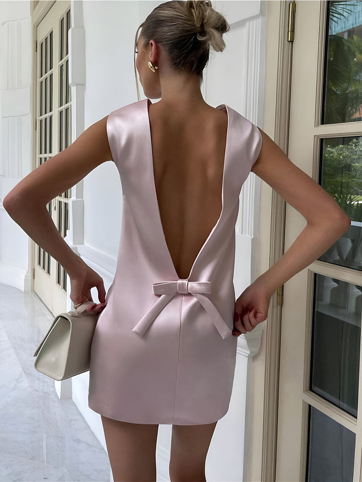 Robe Courte Satinée Dos Nu avec Noeud