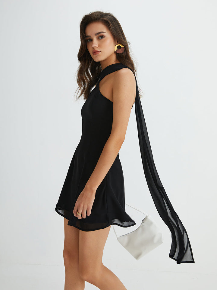 Robe Courte Asymétrique à Épaules Découpées