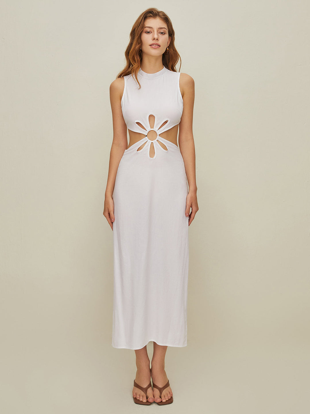 Robe mi-transparente à col montant avec découpe et dos nu