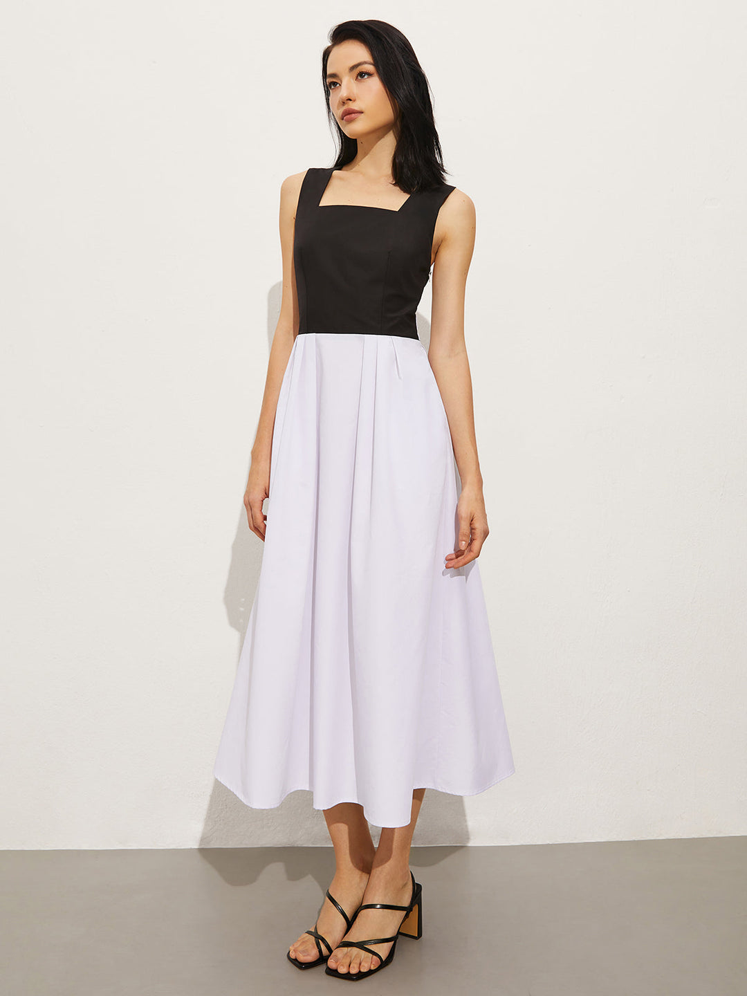 Robe à col carré et dos croisé