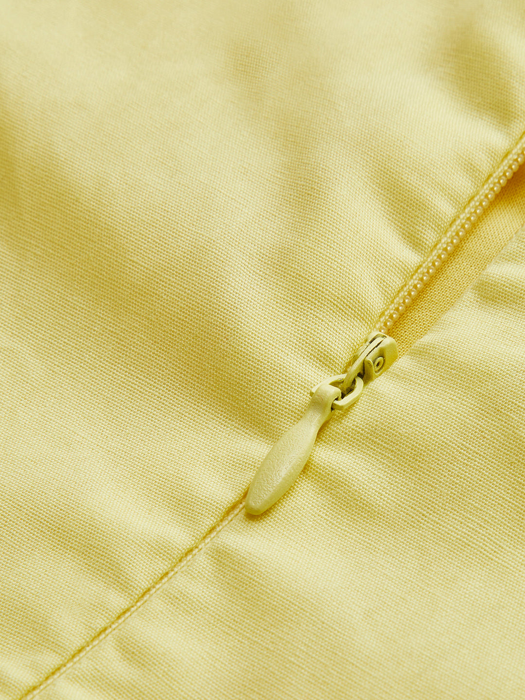 Robe mi-longue à volants et fente