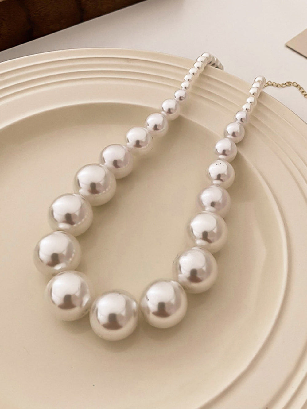 Collier de perles en acrylique blanc cassé