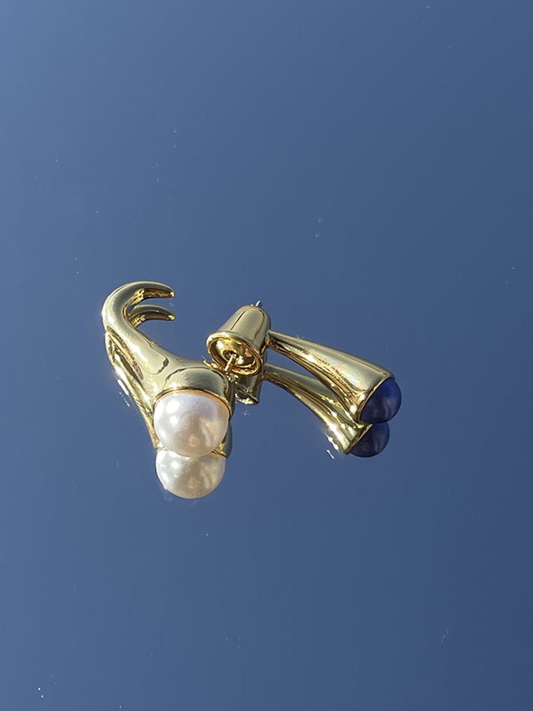 1 Boucle d'oreille dorée à empiler avec perle