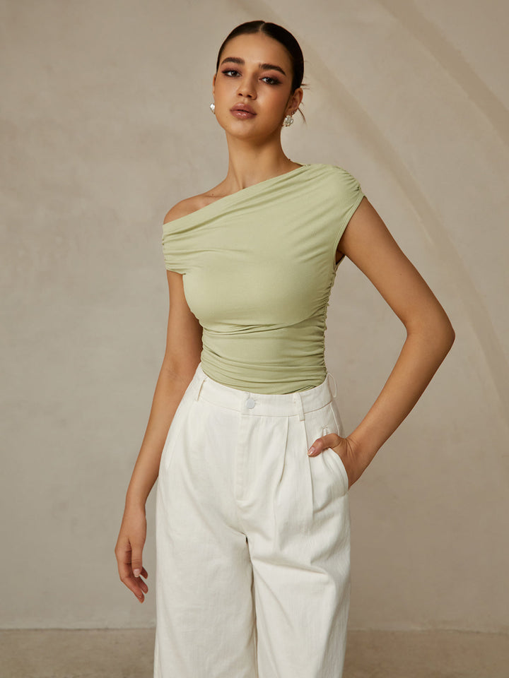 T-shirt sans manches à col asymétrique