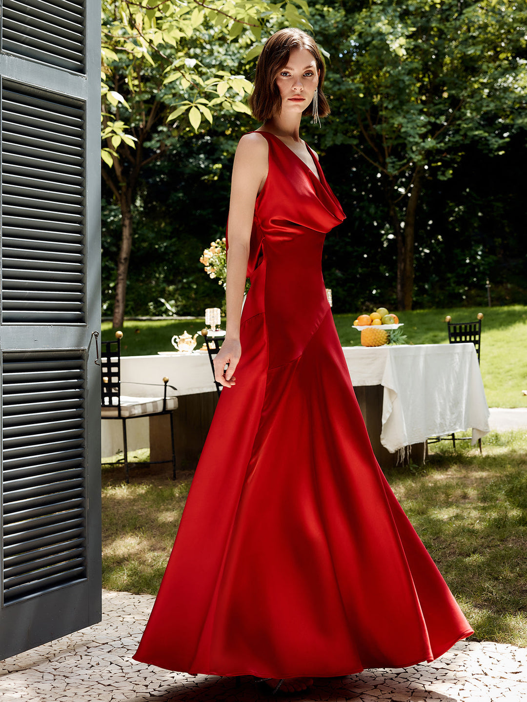 Robe longue en satin dos nu plissée