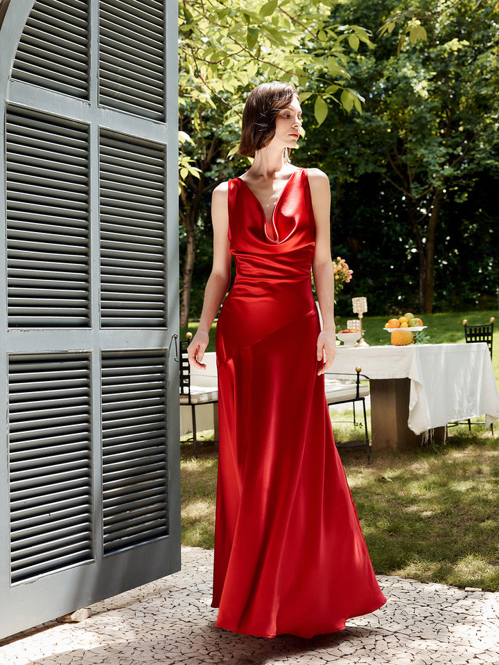 Robe longue en satin dos nu plissée