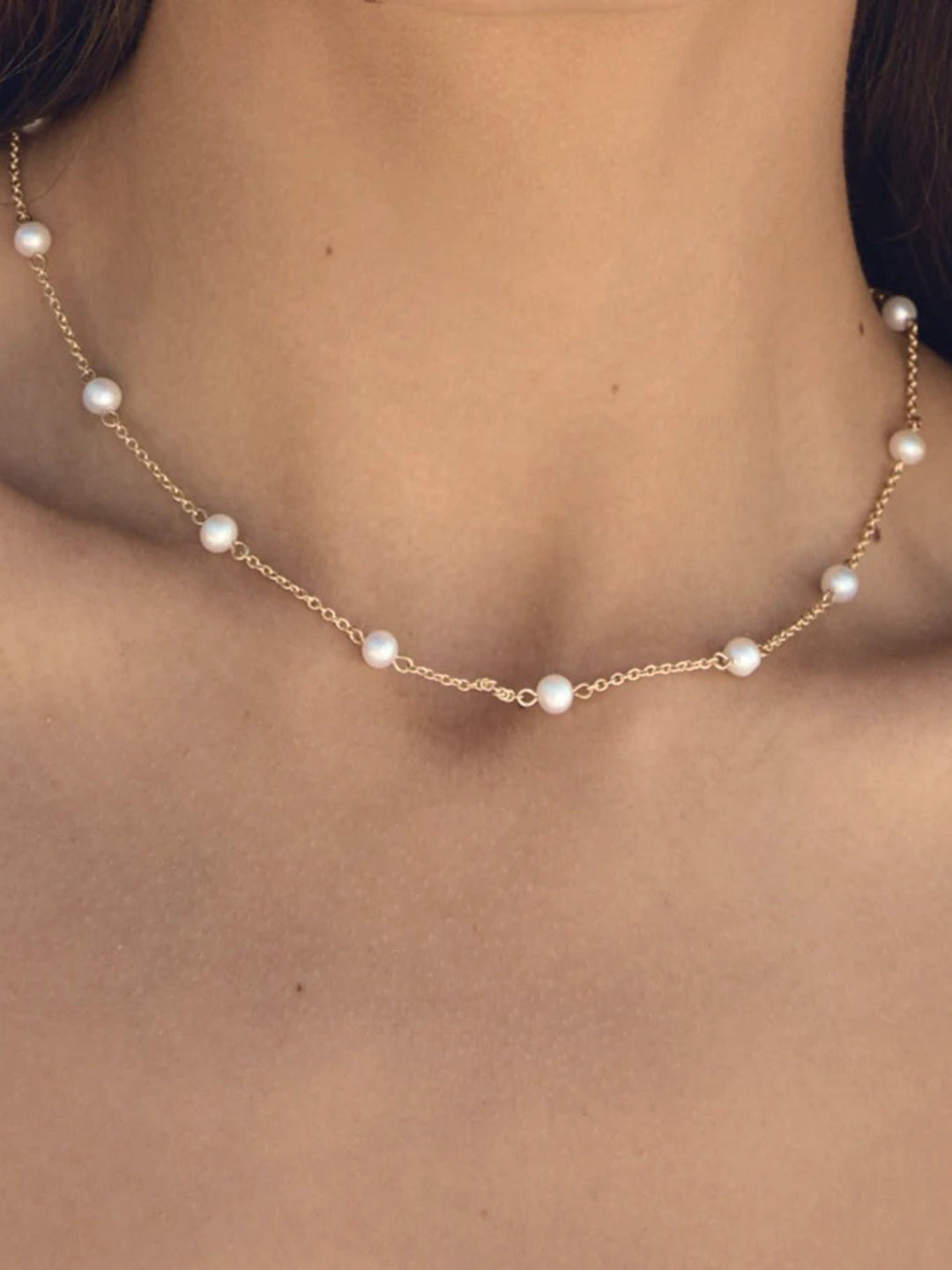 Collier à chaîne dorée avec perles