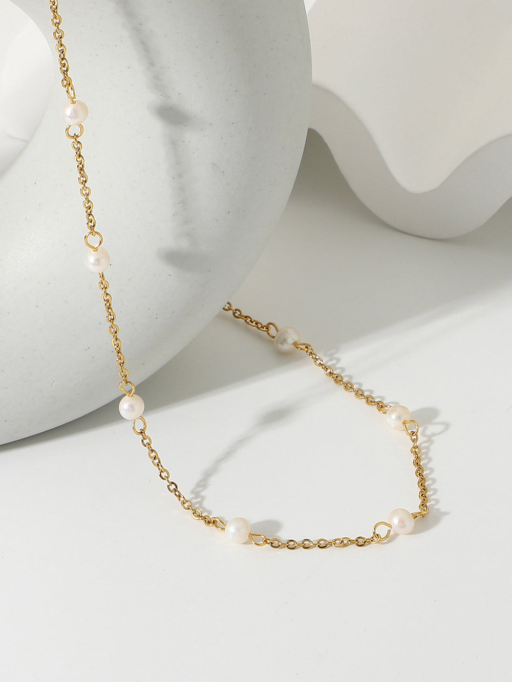 Collier à chaîne dorée avec perles