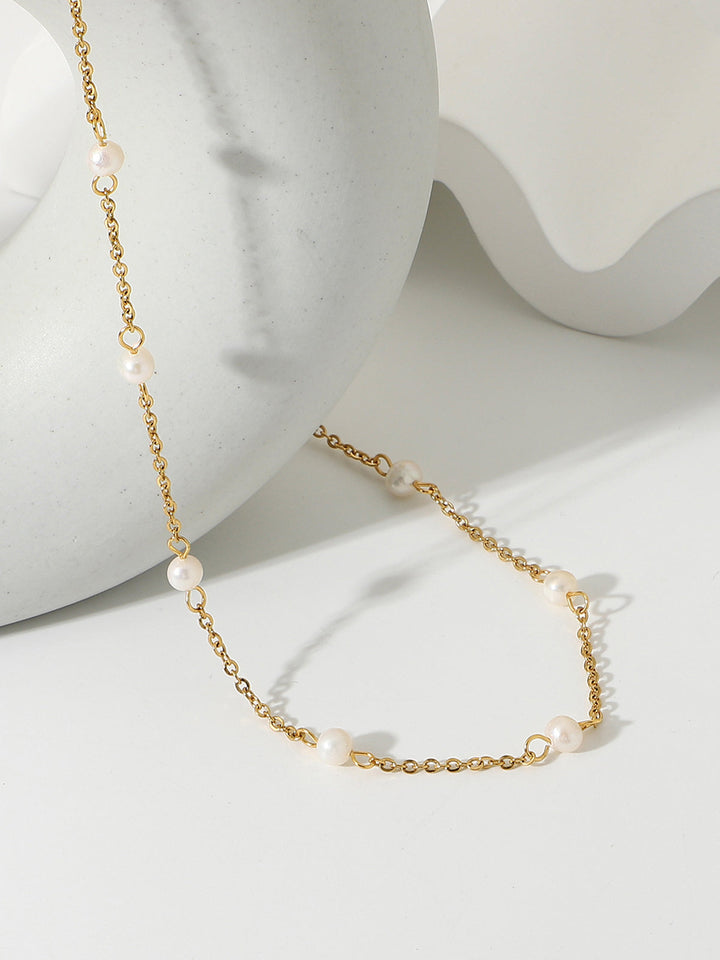 Collier à chaîne dorée avec perles