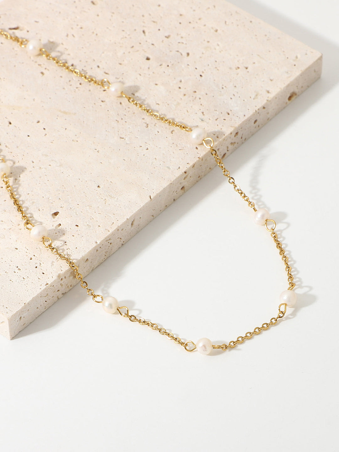 Collier à chaîne dorée avec perles