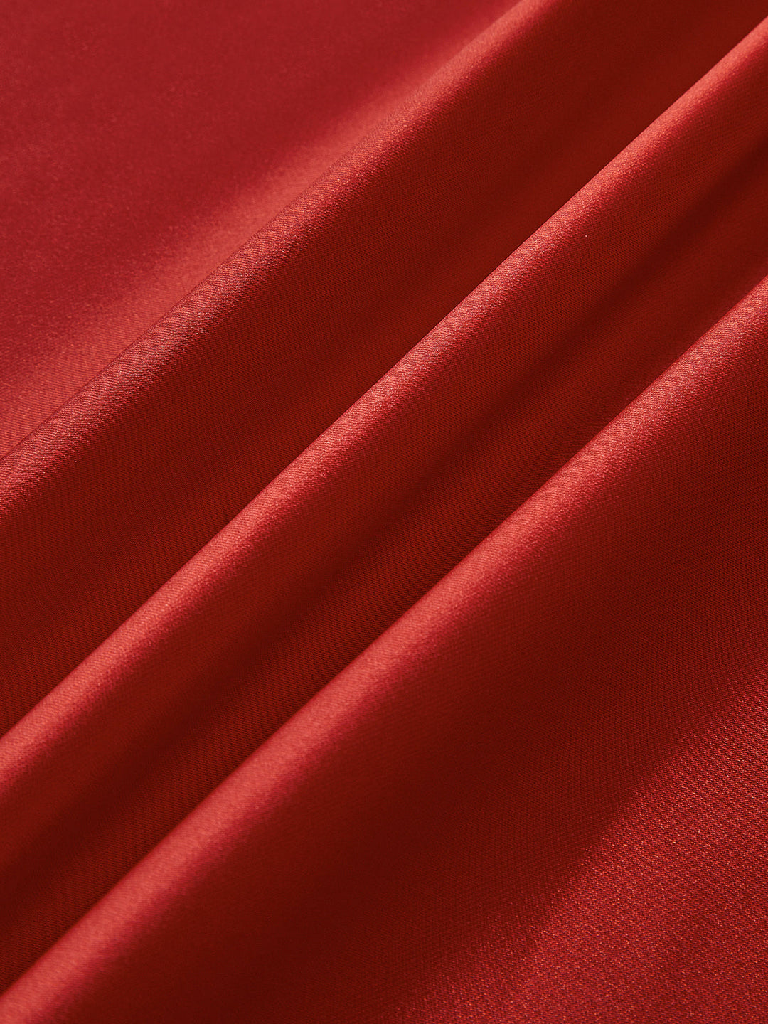 Robe longue en satin dos nu plissée