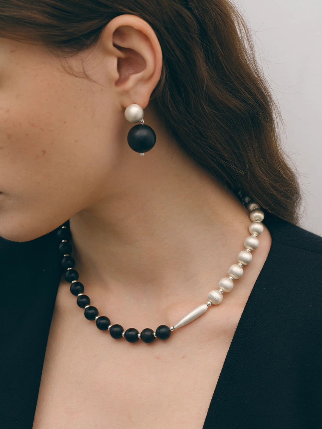 Collier bicolore en bois de santal
